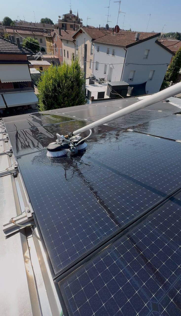 Pulizia pannelli fotovoltaici su tetto residenziale